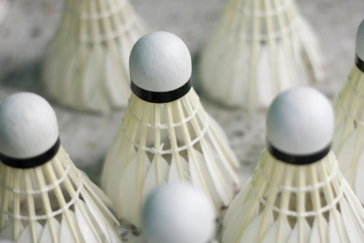 Nahaufnahme mehrerer Badmintonbälle, die auf einer Oberfläche angeordnet sind.